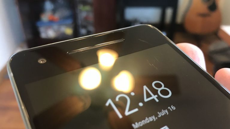 没有贴膜的手机